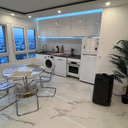 With Amazing View Of + Parking Apartment *